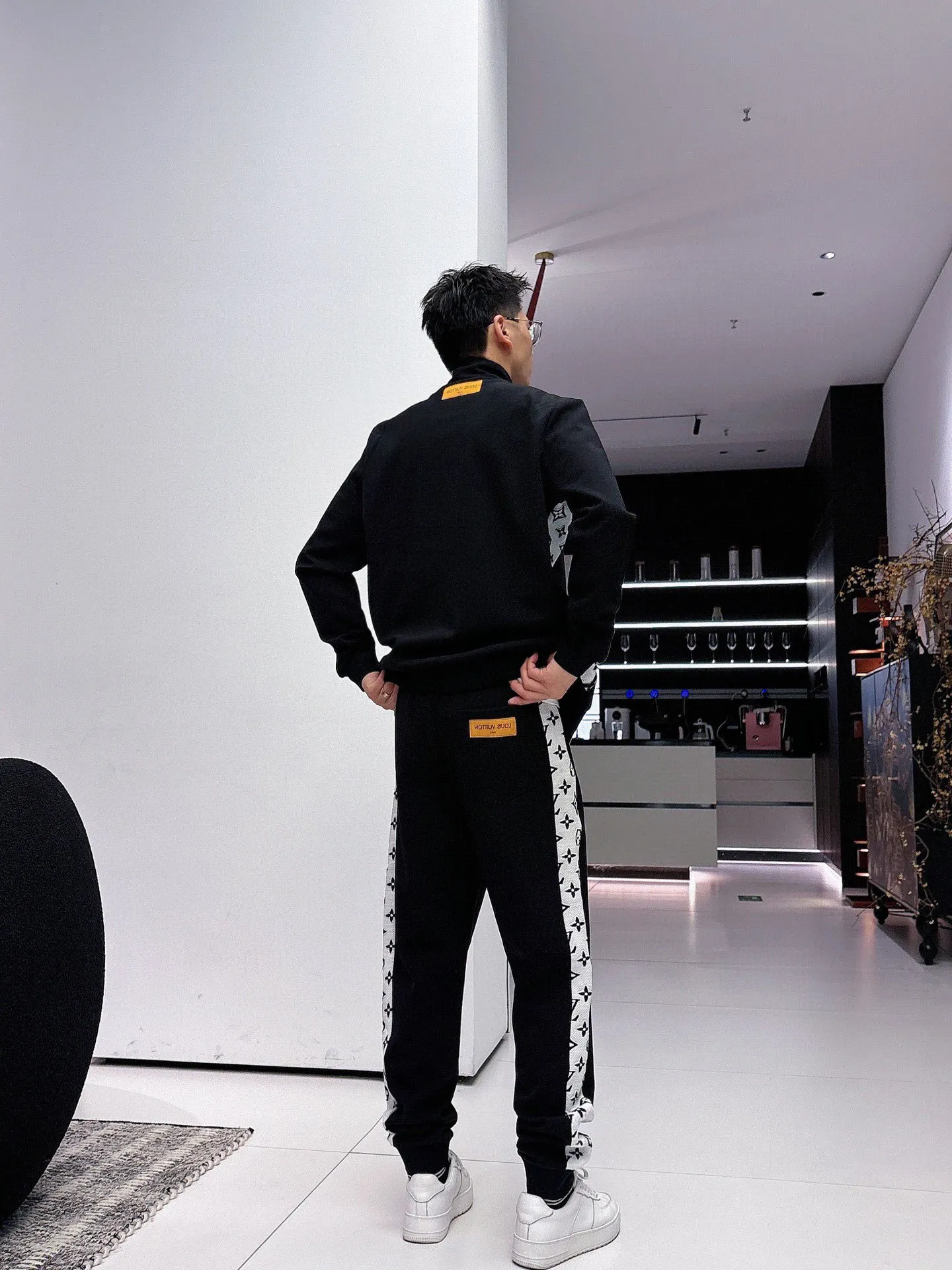 [LV Louis Vuitton] Hot-selling suit is coming. Focus on the original version of the official website. 2025 new hot-selling cardigan and sweatshirt suit. The original order is the best 🇭🇰. It is the meticulous work of top designers. It has a fitting and perfect upper body effect. All-natural high-quality Tencel Roman cotton 100%, close-fitting comfort, noble and elegant! Original hardware embodies elegance and nobility! Counter size: M-3XL (maximum wear up to 190 pounds)